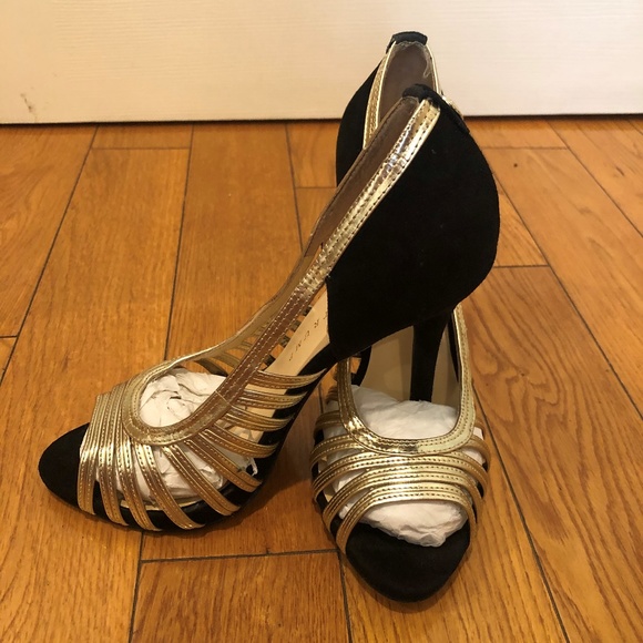 ❤️HOSTS’ PICK❤️ Ivanka Trump Black & Gold Pump - Picture 4 of 8